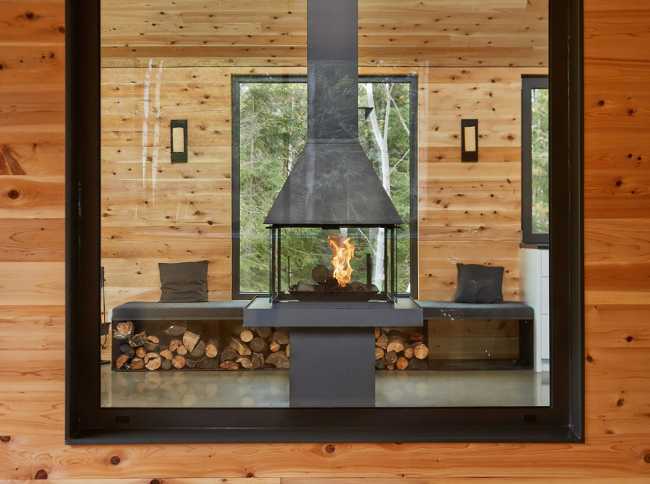 Vetrata sugli interno in legno con stufa